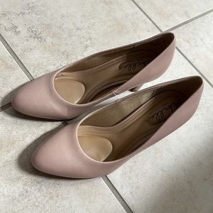 Abella True Comfort Light Pink Heels Pointed Classic
Comfortable Womens Size 6